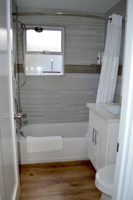 Cozy Crown Hill Carkeek Cottage W/3 Beds, Full Kitchen & Backyard In North 시애틀 외부 사진