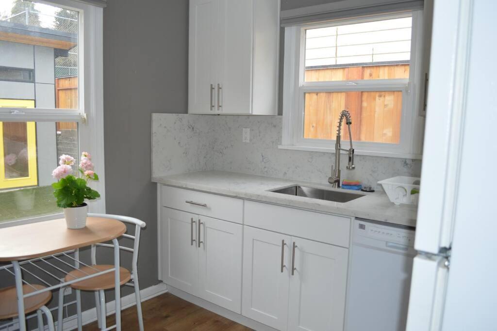 Cozy Crown Hill Carkeek Cottage W/3 Beds, Full Kitchen & Backyard In North 시애틀 외부 사진